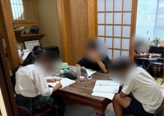 otasunchi's tweet photo. 考査前日の教室の様子。
今回は、3週間にわたり各々の中学校で定期考査が行われます。
学校によって日程も範囲も違う為
一人ひとり確認しながらテスト対策。
教室の中も、いつも以上に真剣な空気。
苦手な単元の復習、覚えるべき内容の整理etc..
各自が黙々と、自分の課題へ。 https://t.co/kAYKfkpwxn