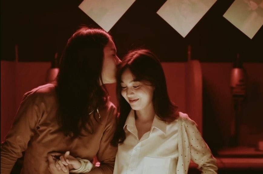 soshiyena's tweet photo. The red room looks different here https://t.co/Y3vXnqciFx