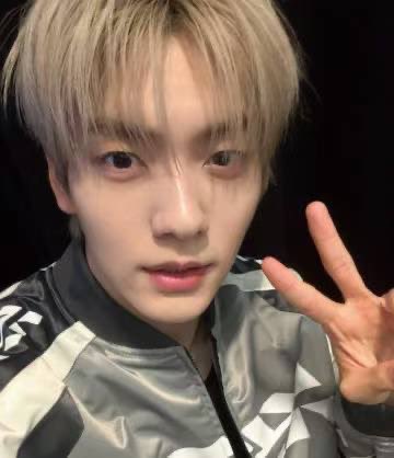 so_bin12's tweet photo. 요즈음 금발빈이한테 빠짐 https://t.co/CcmKwLZhUm