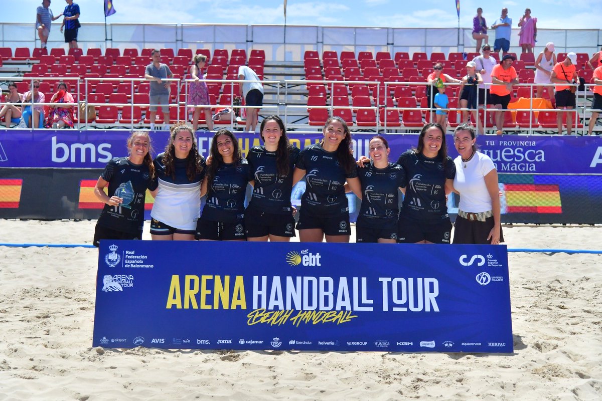 ArenaHandballT's tweet photo. 🏆 #Arena1000 de @ajuntamentvng

📌 Sénior femenino

🥇  @BMGetasur 
🥈  @cbmpciudemalaga 
 
🤝 Entregan Anna Ribera, Regidora de Proyección de ciudad y Rosa Llorens, Directiva de la @RFEBalonmano 

▶️ @ajuntamentvng | @FedCatHandbol | @diba | @gencat | @catexperience https://t.co/yE5cO7P6jQ