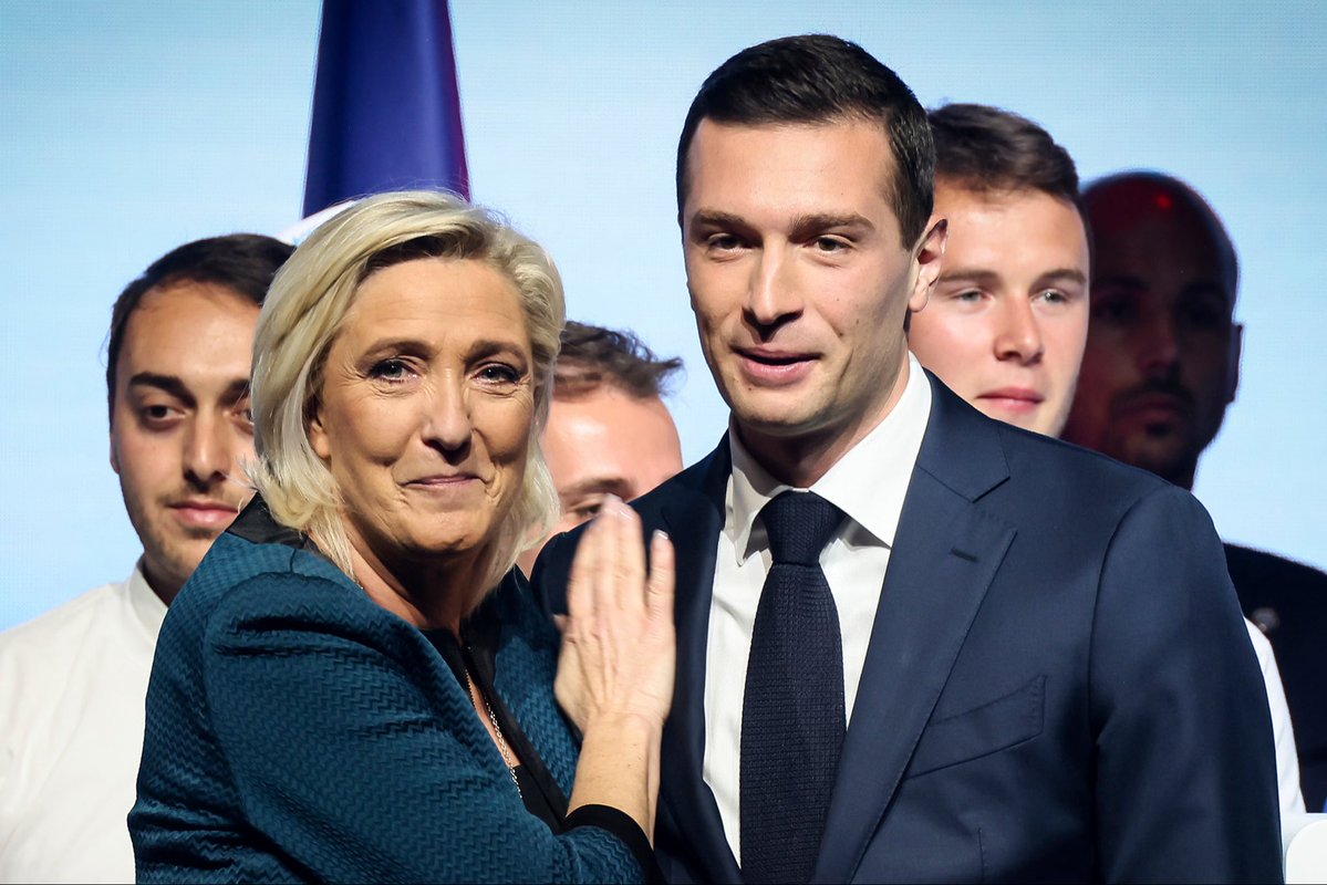 LBleuBlancRouge's tweet photo. 🗣️ Marine Le Pen déclare être favorable à une part de capitalisation dans le système des retraites. 👏🏻

L’effet Bardella ? ☺️👏🏻 https://t.co/xCnoLSQ0TE