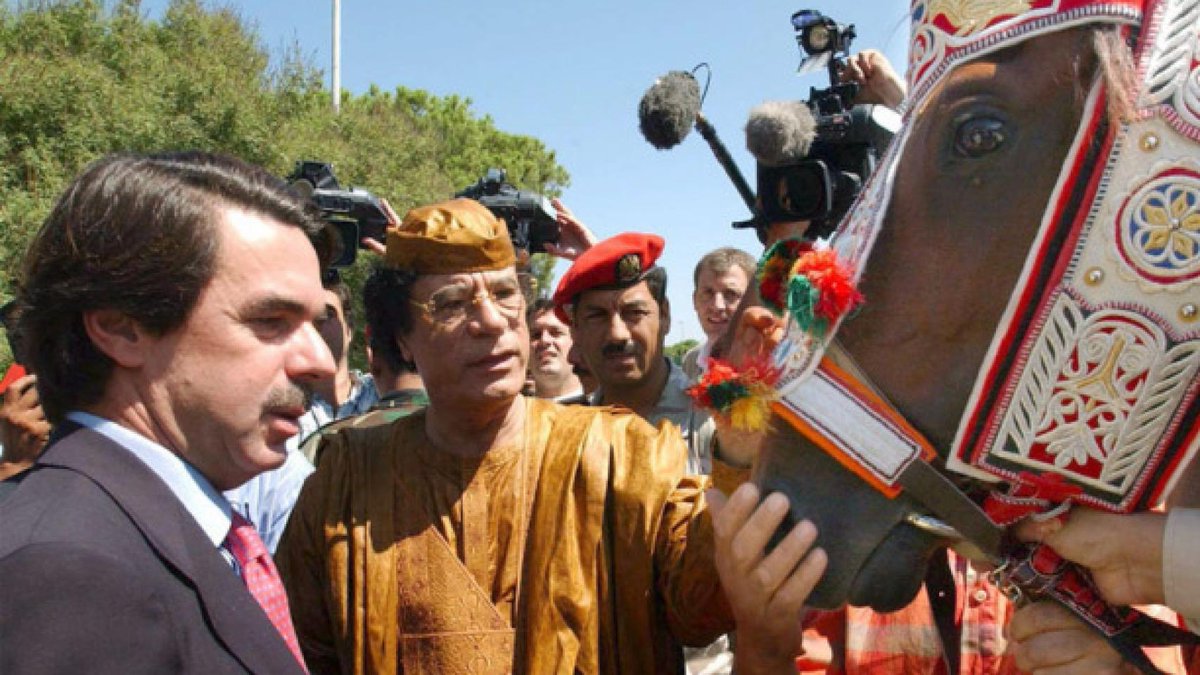 JaviSantamarta's tweet photo. @MonederoJC El caballo que Muamar el Gadafi regaló a José María Aznar en 2003 (llamado Al-Nagar-el-Jayed o "El Rayo del Líder") fue cedido al Escuadrón de la Guardia Civil en Valdemoro (Madrid), donde pasó a ser patrimonio del Estado.

De nada. https://t.co/84yfT6Nkc4
