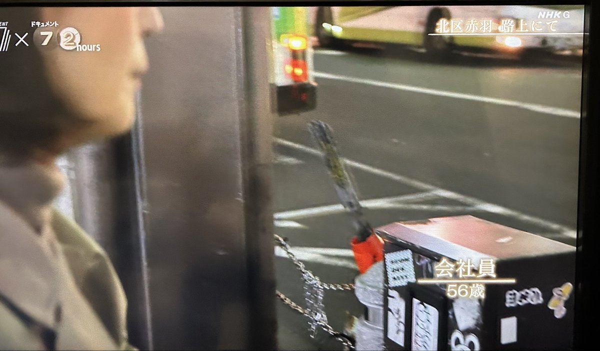 dragon_rainbow's tweet photo. 赤羽の靴磨きのおじさん、だってもう何十年もいた人だもん、みんな知ってるよ。
私の靴も母がこのおじさんに頼んでた。 https://t.co/VrsiAEAzGU