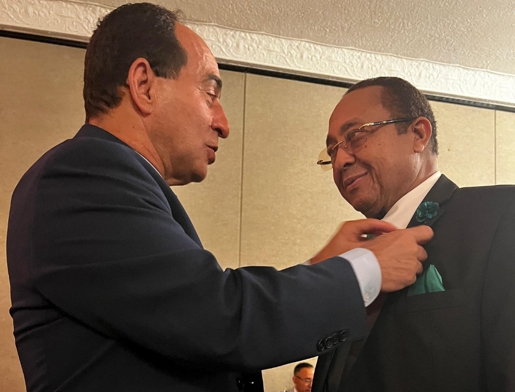 PoliticoNm's tweet photo. Momento inolvidable cuando el encargado de Misión (cónsul interino) del Consulado General de la República Dominicana en Miami, Lic. Gilberto Minaya, colocó  en nuestro pecho un pin de la bandera de RD, gracias por su distinción y deferencia. https://t.co/xTAuFht4bg