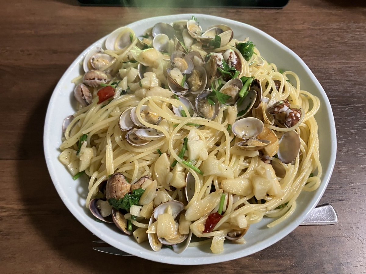 Taka_EBG808's tweet photo. アサリ食べれない人には申し訳ないけど、自分で作るアサリペペロンチーノパスタが美味すぎる。
ニンニク、鷹の爪をオリーブオイルで炒めて、そこにアサリ入れて蓋して口開いたら塩胡椒、イタリアンパセリ投入。8割茹でパスタを入れて混ぜるだけ。
※アサリは生、砂抜き必要な奴じゃなきゃマズイです。 https://t.co/qklAKL94xF