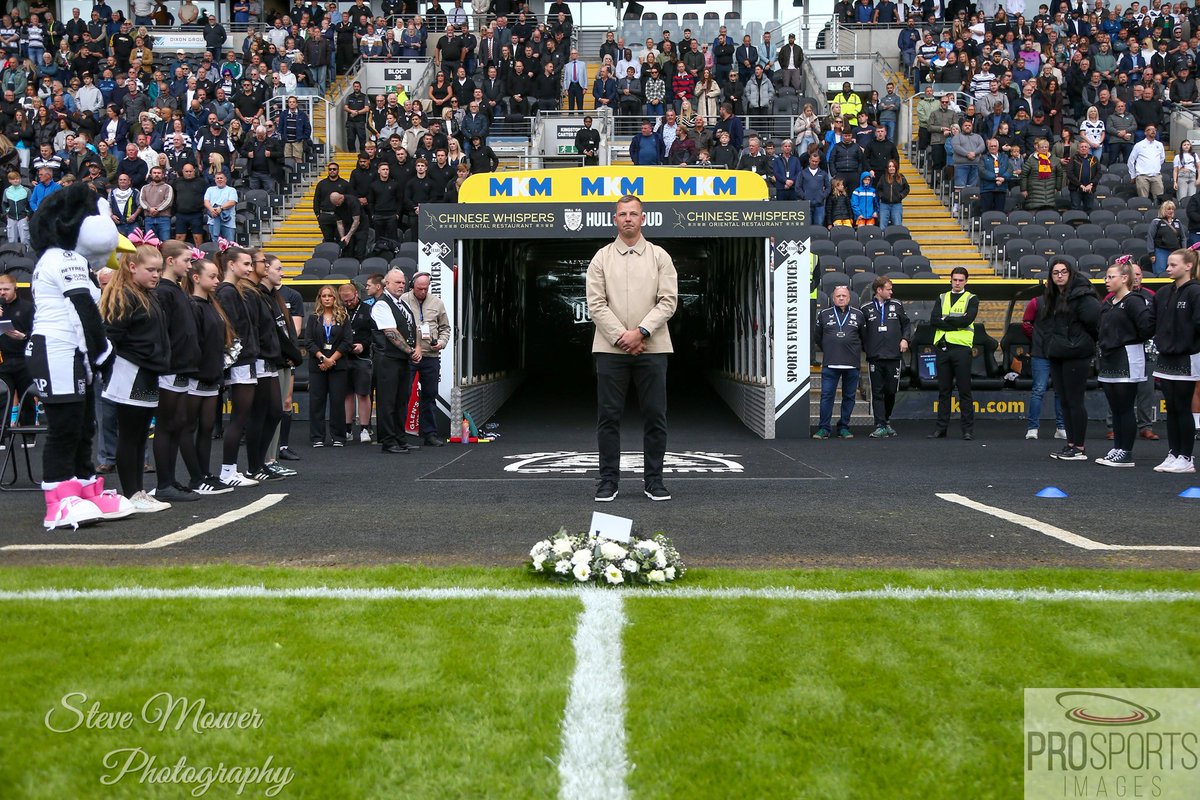 stevem6858's tweet photo. Richard Horne lays a wreath in memory of former coach john Kear who sadly passed away while returning form Wembley 🙏 https://t.co/Mm8pB2kYid