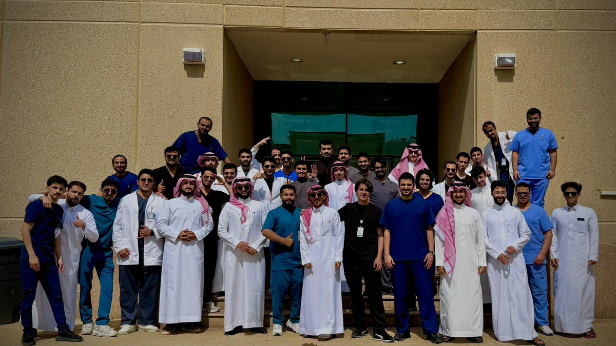 BuMed443's tweet photo. One year away from 
graduation 🎓🎓🩺

طوينا صفحة السنة الخامسة بكل ما حملته من تحديات وإنجازات وذكريات جميلة.

وبعد أن قطعنا معظم الطريق، نستقبل سنتنا السادسة والأخيرة بخطى واثقة وطموح أكبر💪🏻

إلى سنة التخرج ⏳⏳..
 نلقاكم السنة القادمة على خير بإذن الله 🤍 https://t.co/iuNYZHmX1n