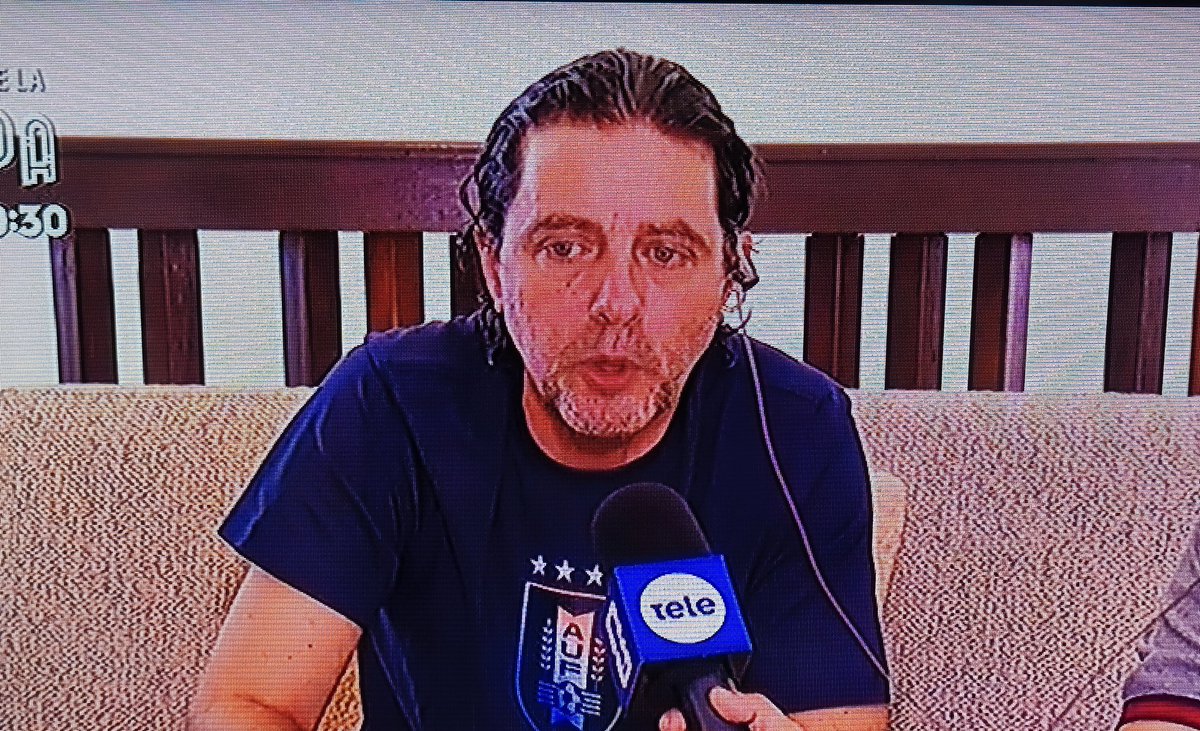MChainie's tweet photo. A mí no me digan, este tipo de baña con shampoo , Castrol GTX. https://t.co/SQEK3tolvP