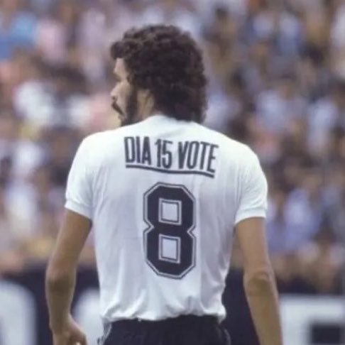 _sccpnews's tweet photo. ⚫️⚪️ | O prefeito de Nova York, Zohran Mamdani, exaltou Sócrates e a Democracia Corinthiana ao comentar o impacto social do futebol durante a Copa do Mundo de 2026.

“Tenho pensado muito sobre Sócrates. Não o filósofo grego, mas o meio-campista brasileiro”, declarou.

Mamdani destacou a importância do movimento liderado pelo ídolo corinthiano nos anos 1980 e afirmou que o futebol pode ser uma ferramenta de transformação social e resistência política.

“O futebol criou movimentos e enfrentou ditaduras. Por 90 minutos, ele não apenas nos permite esquecer os problemas do mundo, mas também encontrar maneiras de enfrentá-los.”

📸 | Reprodução