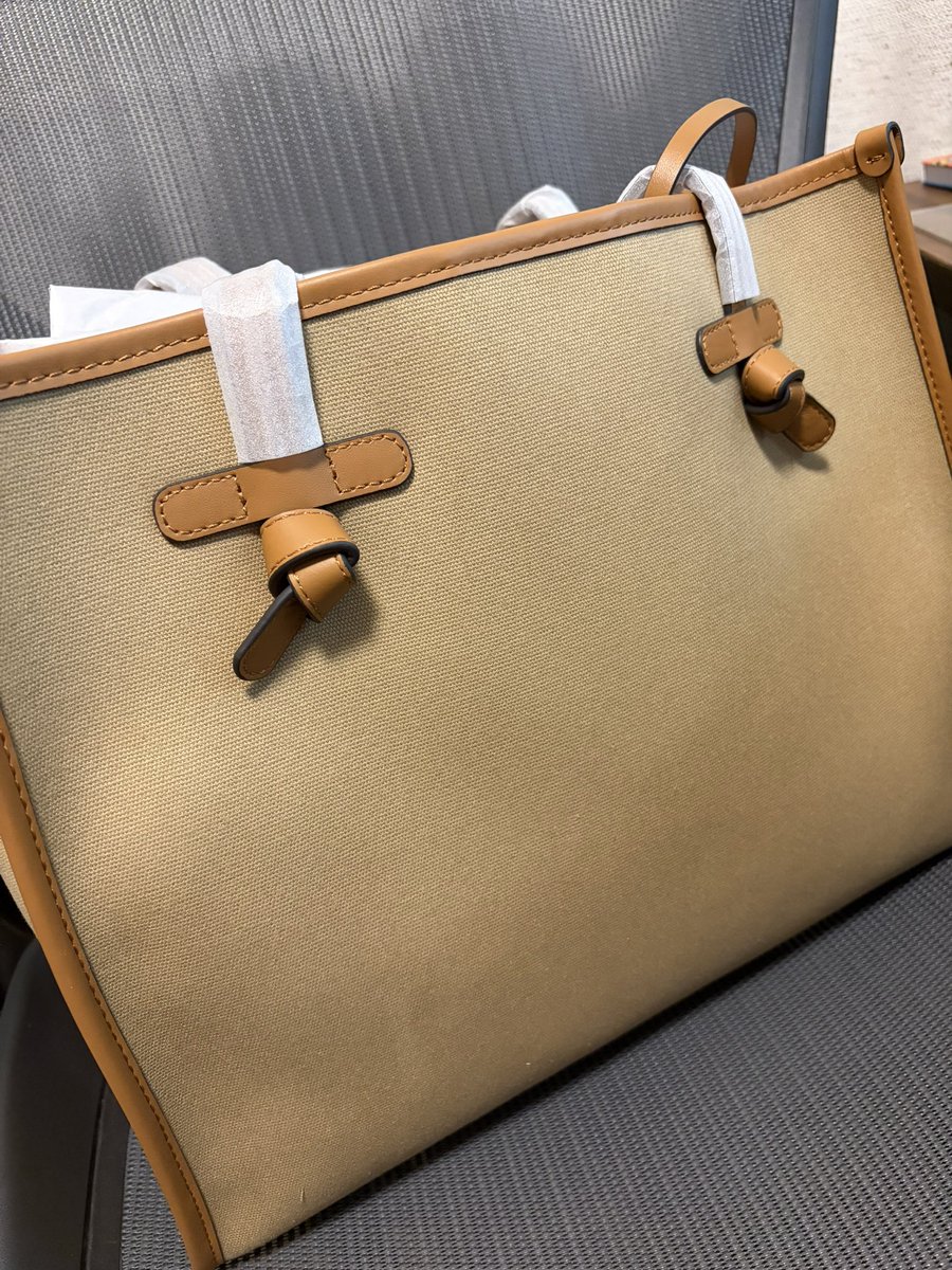 funicoro's tweet photo. 誕生日プレゼント貰ったー！
今年は無いと思ってたから、びっくりした！
A4クリアケース入るカバンが欲しかったんよー最高！ありがとう！！！ https://t.co/orAy0bBnHM
