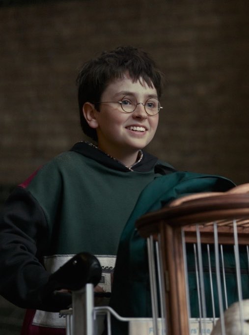 PotterHBOBrasil's tweet photo. CRONOGRAMA ATUAL DA SÉRIE HARRY POTTER📅

-Ago/26: Início do marketing da 1ª temp
-1ºSet/26: Trailer
-Set/26: Início das gravações da 2ª temp
-Dez/26: Estreia da 1ª temp
-Fev/27: Fim da 1ª temp
-Jun-Jul/27: Fim das gravações da 2ª temp
-Dez/27-Mar/28:Estreia da 2ª temp https://t.co/wn5sqel3vr
