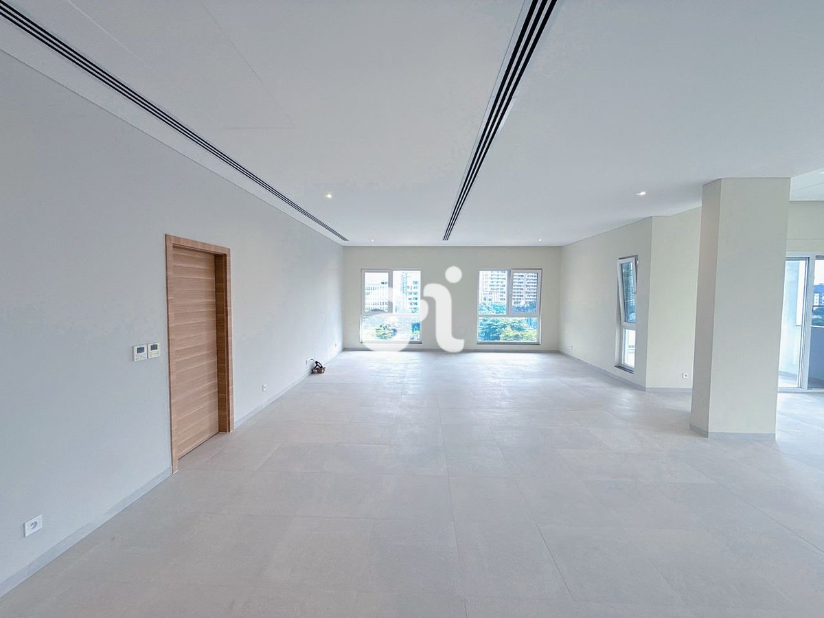 AlainImmo's tweet photo. 🌟 PENTHOUSE DE LUXE À LOUER – GOMBE (ZONE A)🌟

Découvrez ce somptueux penthouse de 425 m², un véritable bijou niché au cœur du quartier le plus prestigieux de Kinshasa. Alliant luxe, confort et praticité, cet espace haut de gamme bénéficie d'un emplacement stratégique d'exception. 📍🇨🇩

🛏️ Description du bien (Espaces Privatifs)
 
4 chambres autonomes (chacune avec sa salle de bain) + 1 espace dédié pour la nounou.
1 bureau lumineux, idéal pour le télétravail.
2 grands salons chaleureux et élégants.
1 coin-repas.
1 cuisine moderne, entièrement équipée avec un îlot central.
WC visiteurs & plusieurs espaces de rangement (débarras) dédiés.

🏢 Prestations & Services de l'Immeuble

 Magnifique piscine à débordement & superbe terrasse sur le rooftop pour des moments inoubliables.
 Salle de remise en forme (fitness) moderne & salle polyvalente.
Gardiennage assuré 24h/24 & système de caméras de surveillance.
Emplacement parking sécurisé pouvant accueillir 4 Jeeps.

💰 Conditions Financières

 Loyer : 15.000$ Tcc /mois (Possible négociation)

📞 Contact & Accompagnement – Alain Immo
Pour obtenir davantage d'informations ou bénéficier d'un accompagnement personnalisé pour la gestion, la location, la vente ou l'achat de vos biens immobiliers haut de gamme, l'agence Alain Immo est à votre entière disposition :

Téléphone: (+243) 817699634
                                 906665362

Alainimmo@outlook.fr
Infos@alainimmo.com
Alaintshilolo@hotmail.com
https://t.co/rWsyiDAEj8

#AlainImmo #ImmobilierKinshasa #PenthouseDeLuxe #Gombe #LocationKinshasa #LuxeRDC #KinshasaRealEstate #AppartementDeLuxe #VoyezGrand #AbonnezVous #SuivezNous #AnnonceImmobilière #RDC