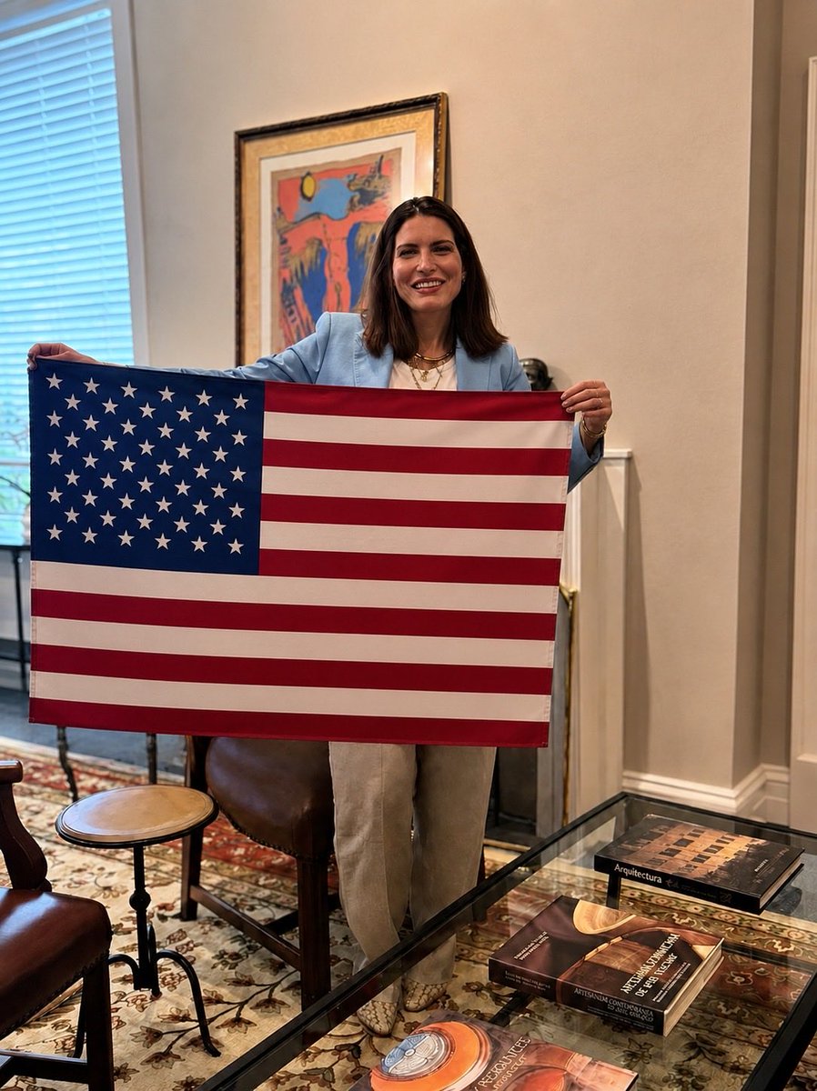 maisacastillob's tweet photo. Hoy rindo homenaje a uno de los símbolos más representativos de la nación estadounidense, reflejo de su historia, valores y unidad. ¡Su Bandera! 🇺🇸
#FlagDay #DíaDeLaBandera #USFlagDay https://t.co/OO6IW79xfq