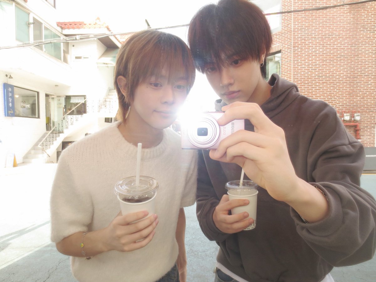 chomahno's tweet photo. Who is actually taking care of who? 

➀ Me taking care of Ayang hyung
➁ Ayang hyung taking care of me https://t.co/RdpIw7V554