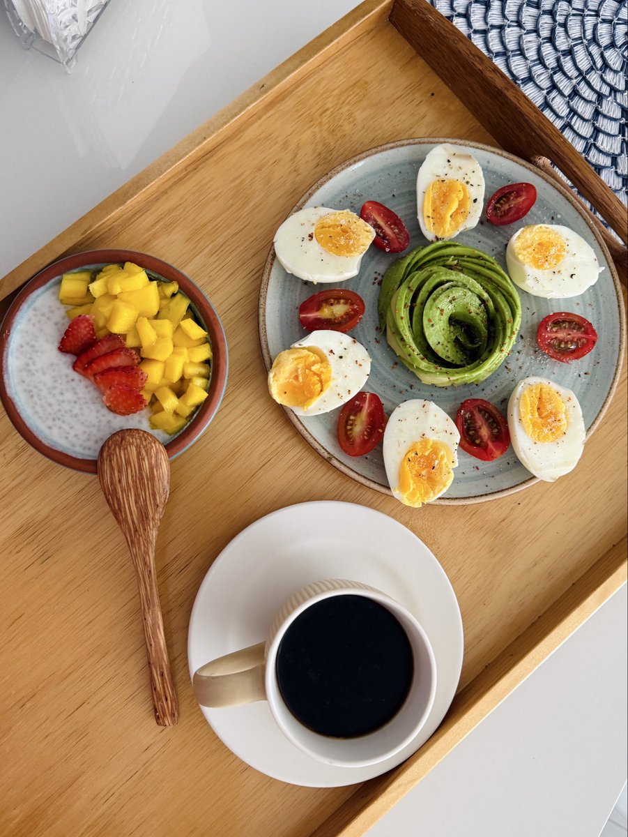 andreapalmaec's tweet photo. Romantizar el desayuno no cambia el mundo, pero es una forma cuidadosa de amarse desde el primer momento de la mañana. La idea es sobrevivir hasta el almuerzo. https://t.co/XuLN7TwWe7