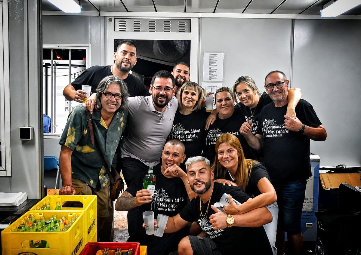 GuanyemGirona's tweet photo. ❤️ Girona és això: barris vius, places plenes i comunitat.

🙋‍♂️🙋‍♀️ Aquesta setmana l’alcalde @llsalellasvilar i les regidores i regidors de Guanyem han estat a #Montilivi, la #Devesa, #GermansSàbat i les #Pedreres https://t.co/LYJBtmuNJI