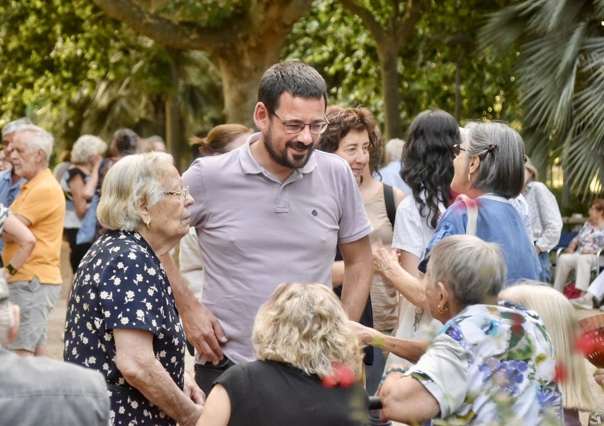 GuanyemGirona's tweet photo. ❤️ Girona és això: barris vius, places plenes i comunitat.

🙋‍♂️🙋‍♀️ Aquesta setmana l’alcalde @llsalellasvilar i les regidores i regidors de Guanyem han estat a #Montilivi, la #Devesa, #GermansSàbat i les #Pedreres https://t.co/LYJBtmuNJI