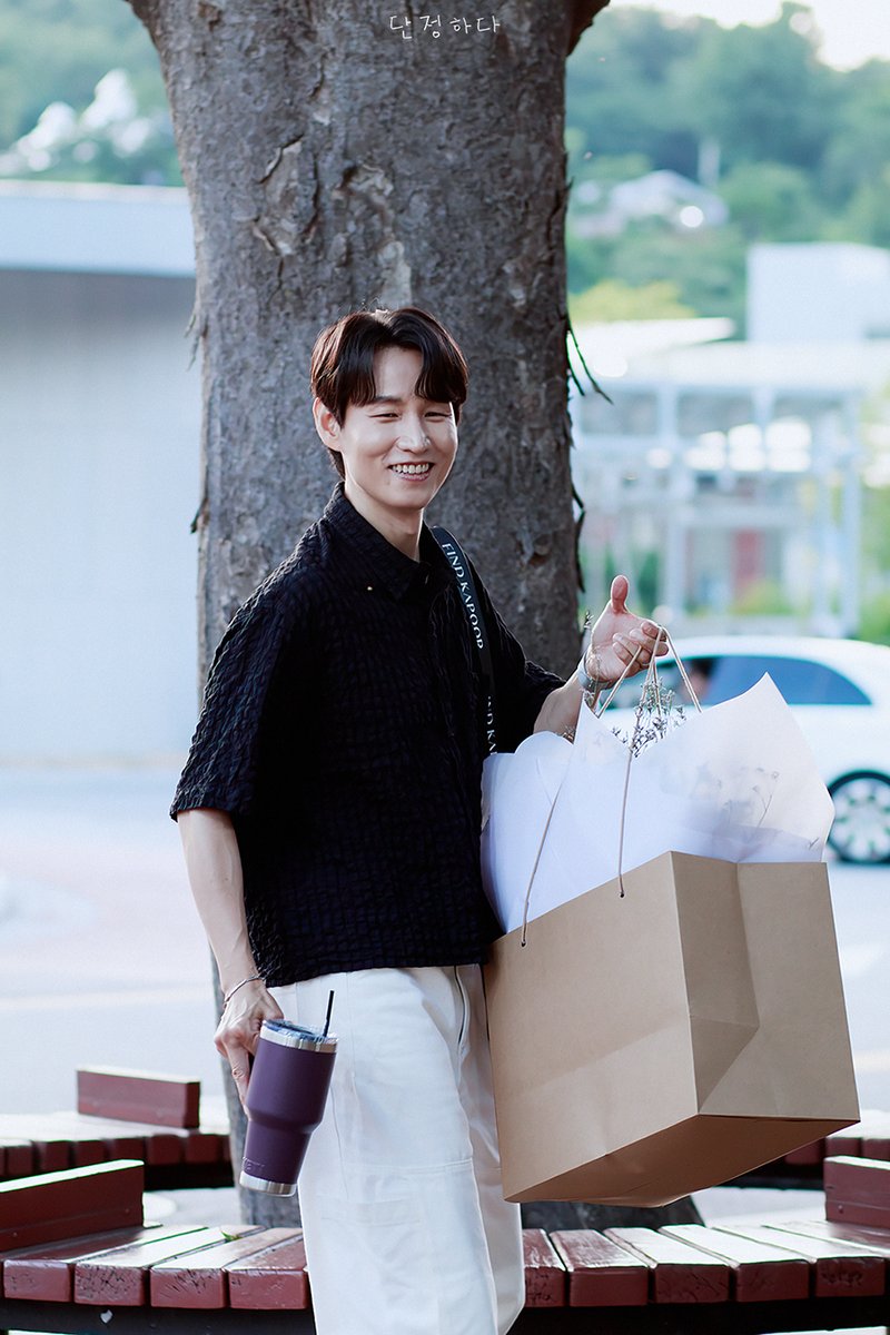 D__bee's tweet photo. 260613 #오지게재밌는가시나들 퇴근길
#강정우 배우

너무 이뻐서 천사인 줄 알았어 👼👼 https://t.co/hi9tKrnqAS