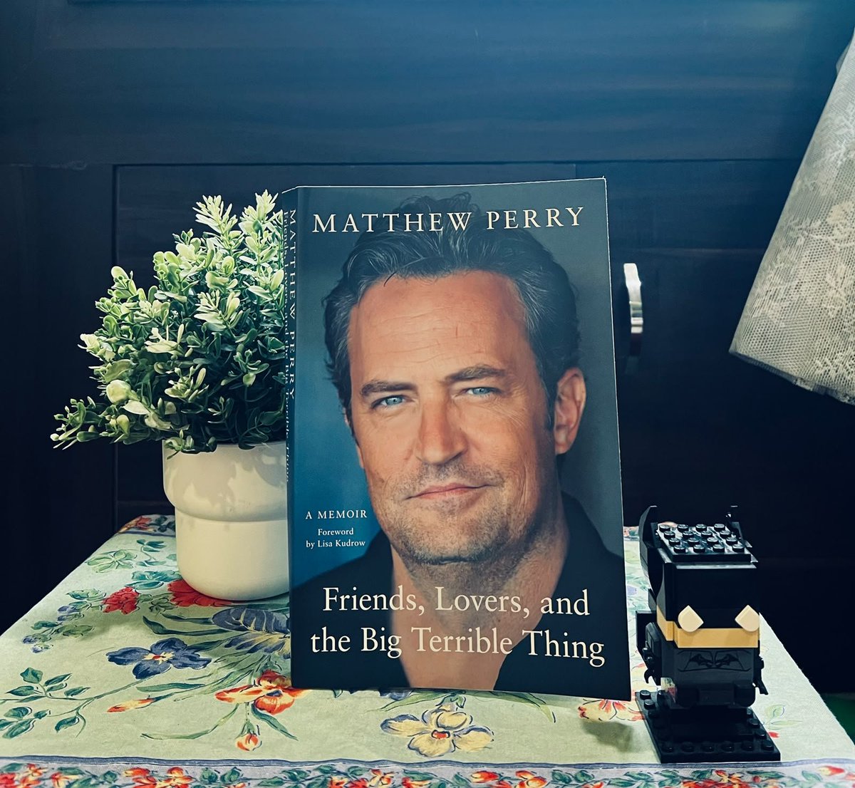 Psilyzer_007's tweet photo. "Hi, I'm Chandler. I make jokes when I'm uncomfortable."

When @tvastan gifted me Friends, Lovers, and the Big Terrible Thing, I expected a funny memoir from the actor who played my favourite comfort character. I got something much heavier and much more meaningful 
👇🧵 https://t.co/bD0QfK6PZH