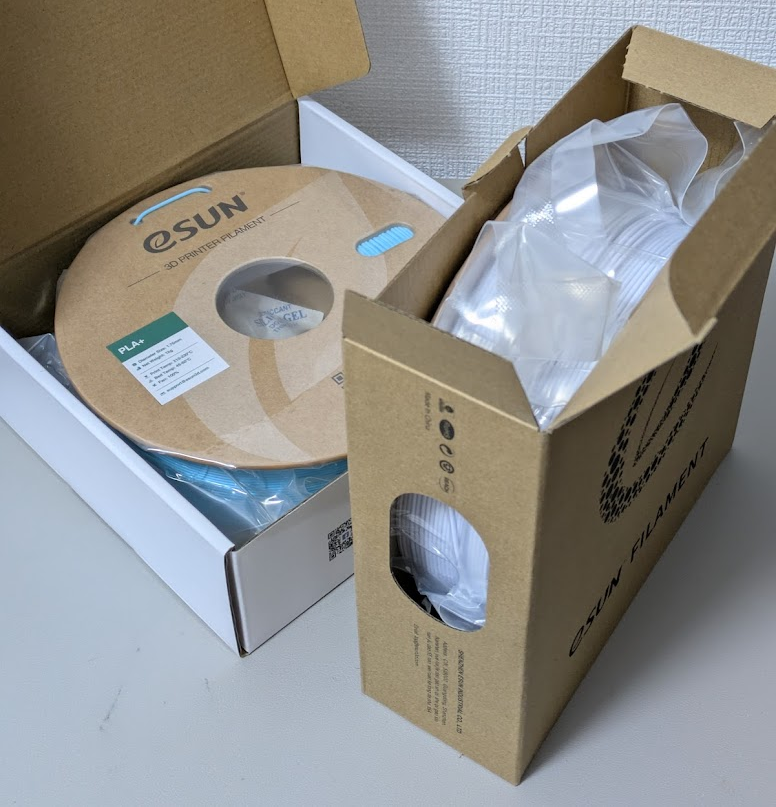printpupper's tweet photo. eSUNフィラメントの箱が変わったみたい。右が新しいやつ。上にはね上げて開くタイプは整理収容に使えて良かったんだけどな…。 https://t.co/yQCSTTfbsi