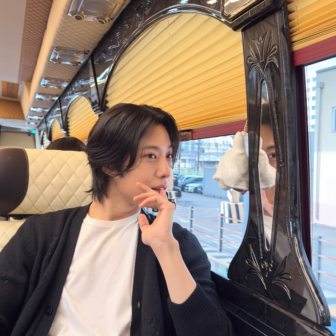 mmlprincess's tweet photo. So both Rowoon and Jongwon posted three photos each.. taken by Hyeyoon. She only took their photos🥹… Lucky them. You know it’s not a regular thing to see 😌… I hope their friendship lasts forever🫶🍀
Jongwon in 2026 https://t.co/R4iCrhNBu1