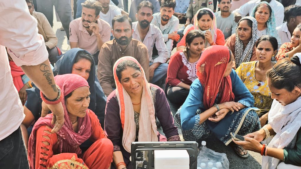 anuppandey4bjp's tweet photo. विनोद हत्याकांड के दोषियों को कड़ा सबक सिखाए सरकारः पांडेय*

विकासनगरः हिंदू संघर्ष समिति के राष्ट्रीय महामंत्री अनूप पांडेय ने विकासनगर क्षेत्र में बैरागी वाले गांव में विनोद कश्यप की हत्या पर कड़ी प्रतिक्रिया जताई है।रविवार को घटनास्थल का दौरा करने के बाद उन्होंने कहा कि वहां चारों तरफ डर और खौफ का माहौल है। देवभूमि मे दानव और मलेच्छ बढ़ते जा रहे हैं। देवभूमि को धीरे-धीरे अशांत क्षेत्र में बदलने का कुचक्र किया जा रहा है। मैं मुख्यमंत्री पुष्कर धामी जी से अपील करता हूं ऐसी घटनाओं पर कड़ा से कड़ा प्रहार होना चाहिए।
अनूप पांडेय ने कहा कि विनोद को इंसाफ मिलना चाहिए और इंसाफ का मॉडल उत्तर प्रदेश के मुख्यमंत्री योगी आदित्यनाथ जी का मॉडल होना चाहिए। ऐसी घटनाओं से पूरे देश के लोगों के दिलों पर चोट लगती है। उन्होंने देवभूमि के हिंदुओं से कहा कि इकट्ठा हो करके रहना आज समय की मांग है। विनोद के परिवार और आसपास के आसपास के हिंदुओं के अंदर जो डर का माहौल है, उसे दूर करने के उपाय सरकार को सुनिश्चित किया जाना चाहिए।
@BJP4India @AmitShah @pushkardhami @myogiadityanath @NitinNabin @JagranNews @ANI @PTI_News @IANSKhabar @AHindinews