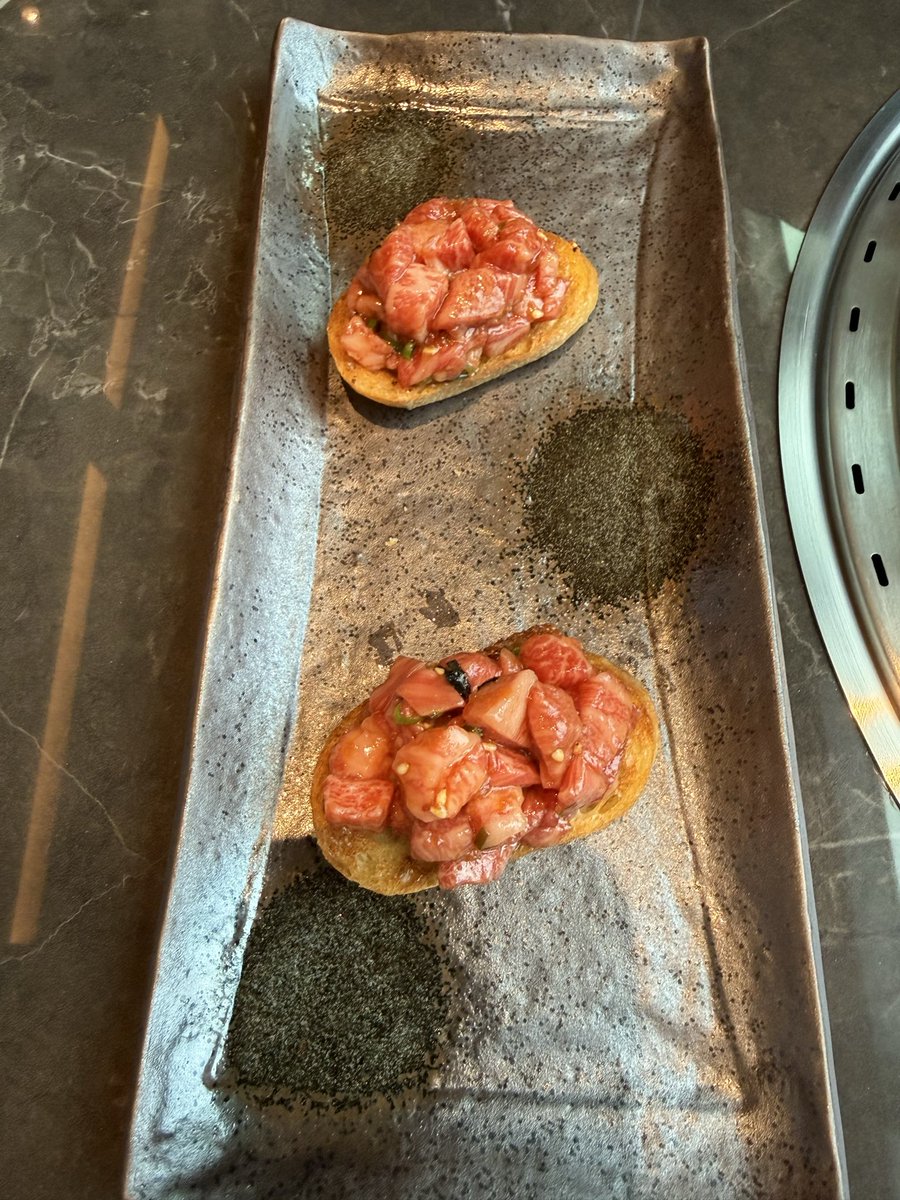 yamyachan's tweet photo. やっと「よろにく名古屋ハエラ店」に行ってきましたが、期待を裏切らない美味しさでした。
スタッフの方が最初から最後まで焼いてくださり、とても快適に食事を楽しめました。
特に和牛の刺身が絶品で、本当に感動しました。
またぜひ伺いたいと思います。

ちなみに、数日前には同じ4階にあるスペイン料理店とイタリア料理店にも行きましたが、���直なところ、そこまでの驚きや感動はありませんでした。