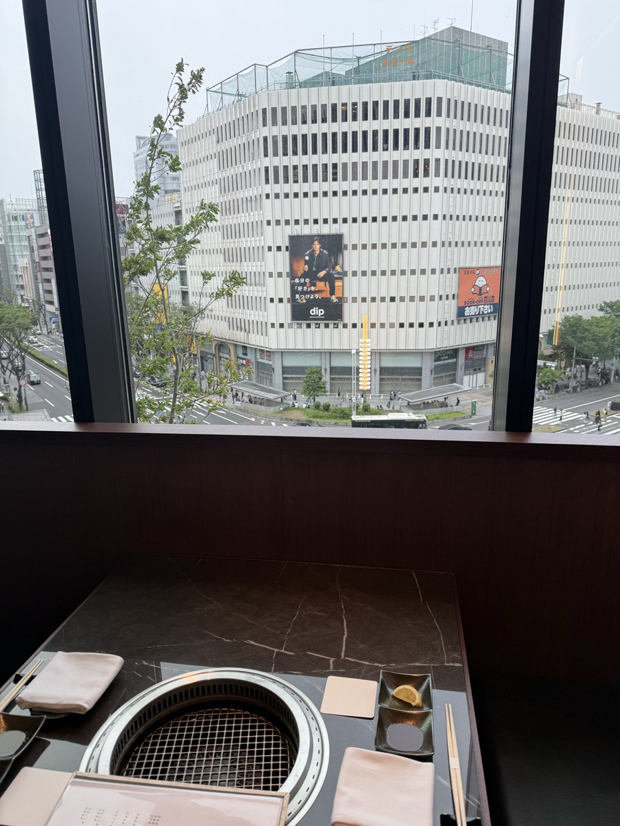 yamyachan's tweet photo. やっと「よろにく名古屋ハエラ店」に行ってきましたが、期待を裏切らない美味しさでした。
スタッフの方が最初から最後まで焼いてくださり、とても快適に食事を楽しめました。
特に和牛の刺身が絶品で、本当に感動しました。
またぜひ伺いたいと思います。

ちなみに、数日前には同じ4階にあるスペイン料理店とイタリア料理店にも行きましたが、���直なところ、そこまでの驚きや感動はありませんでした。