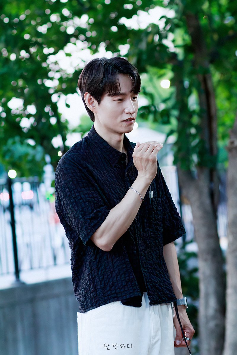 D__bee's tweet photo. 260613 #오지게재밌는가시나들 퇴근길
#강정우 배우 https://t.co/DM9iiQ1R0O