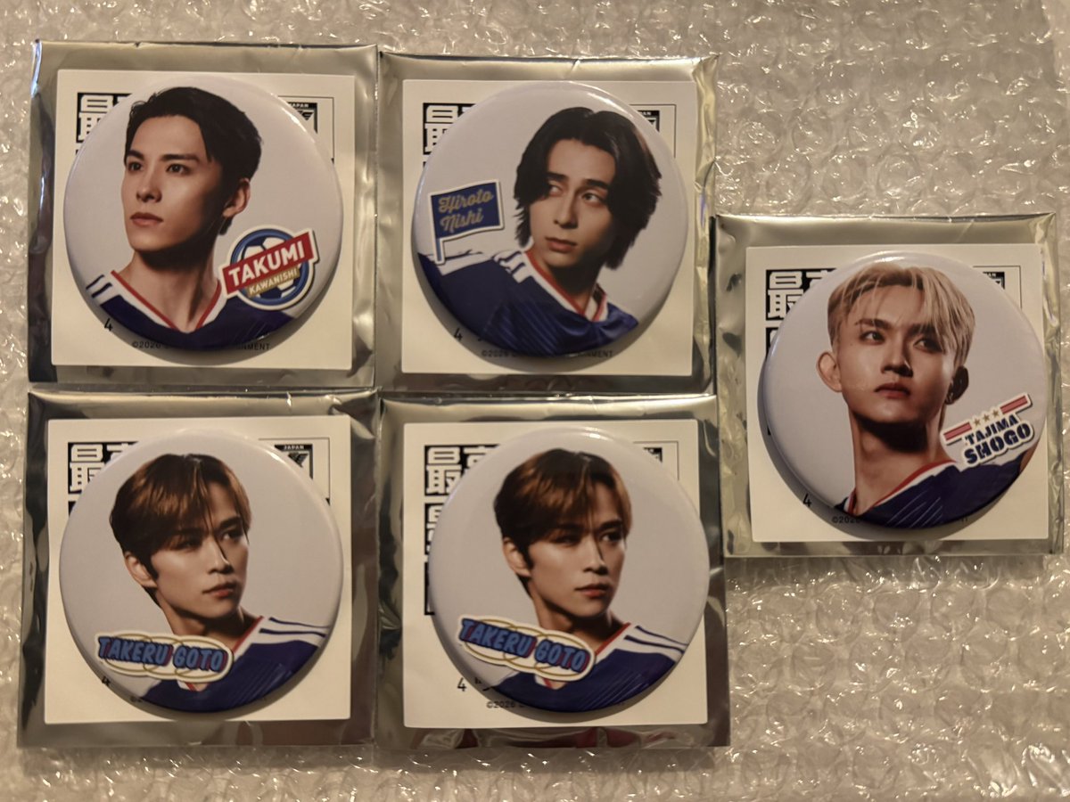 jsamol1's tweet photo. JI BLUE JO1 INI 缶バッジ ランダム 交換

【譲】画像参照
川西 西 田島 後藤 ×2

【求】白岩 見つかり次第 佐藤

◎郵送希望📮
◎プチプチ＋OPP袋で梱包し、発送致します

画像添付の上、お気軽にお声掛け下さい🙇‍♀️

#JO1交換
#INI交換 https://t.co/W12ab9laim