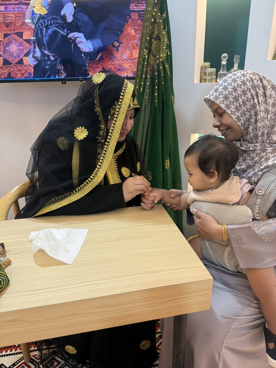 wardalysmeen's tweet photo. 🇸🇦✨الثقافة السعودية تحلّق في سماء كوالالمبور، حاملةً معها إرثًا عريقًا وهويةً أصيلة، لتبني جسور التواصل وتُعرّف العالم بثراء الموروث الثقافي السعودي. 
#المملكة_العربيه_السعوديه #ماليزيا @MOCHeritage 
@LPTC_MOC @MOCSaudi #كوالالمبور @wardalysmeen https://t.co/Se0dXdRUOo