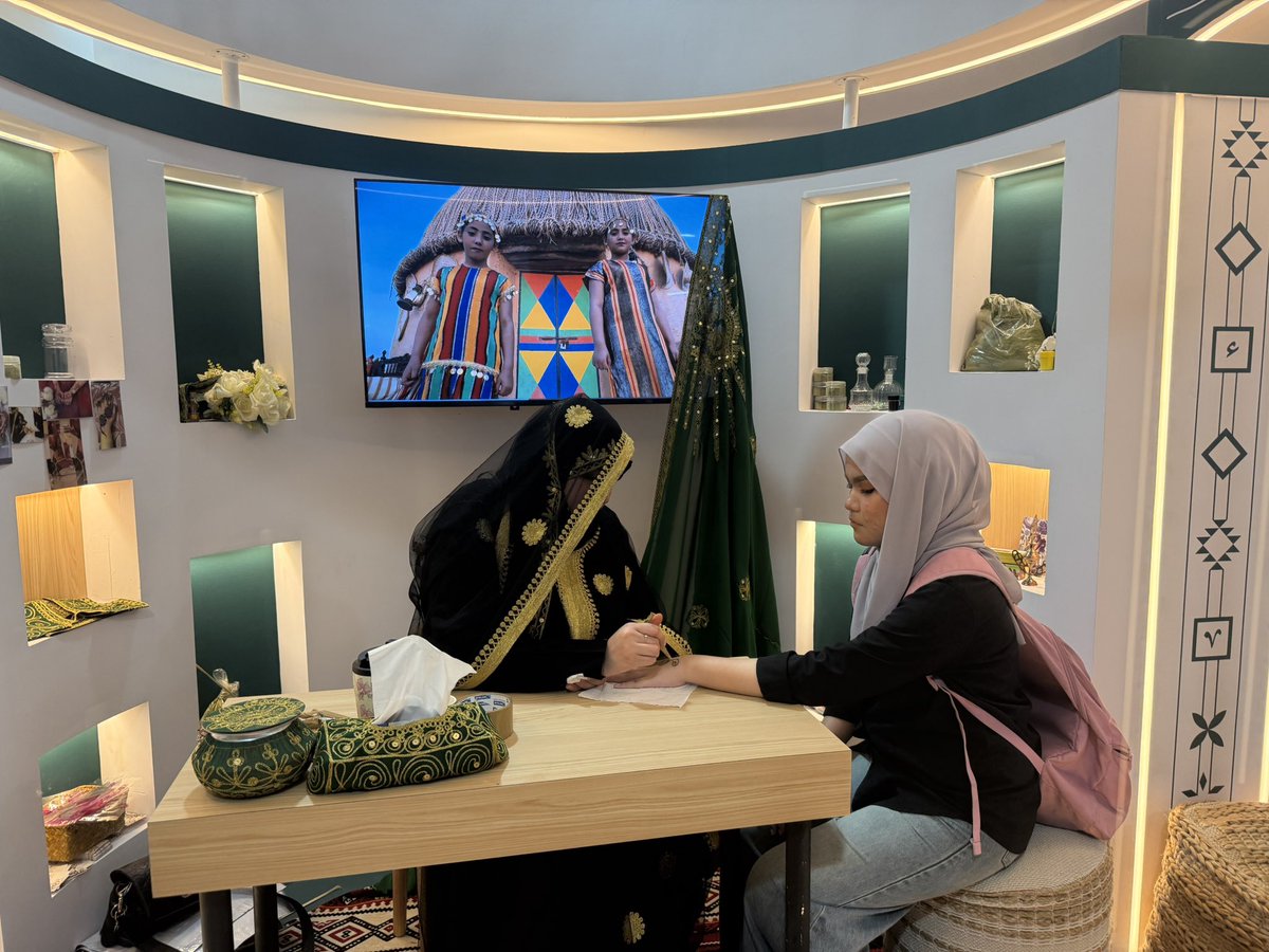 wardalysmeen's tweet photo. 🇸🇦✨الثقافة السعودية تحلّق في سماء كوالالمبور، حاملةً معها إرثًا عريقًا وهويةً أصيلة، لتبني جسور التواصل وتُعرّف العالم بثراء الموروث الثقافي السعودي. 
#المملكة_العربيه_السعوديه #ماليزيا @MOCHeritage 
@LPTC_MOC @MOCSaudi #كوالالمبور @wardalysmeen https://t.co/Se0dXdRUOo