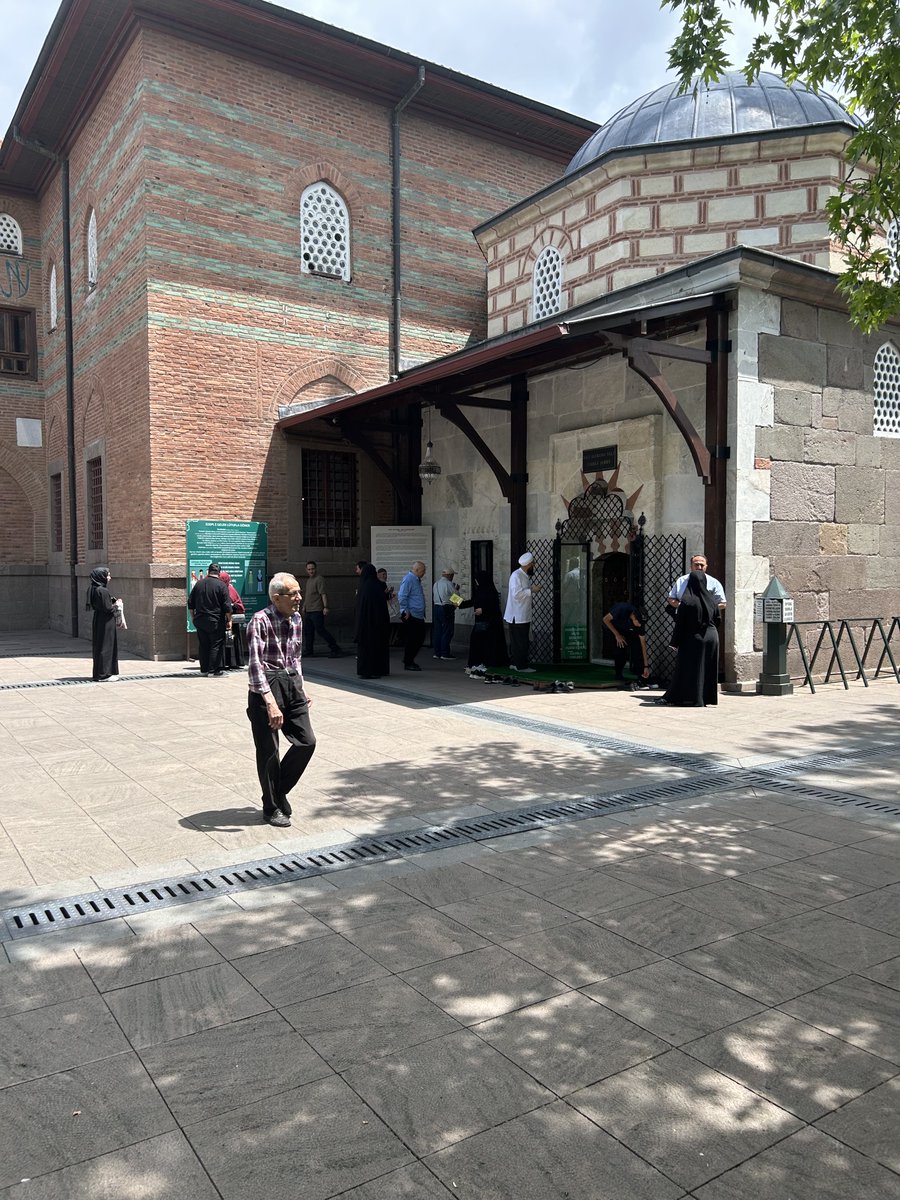 albayrak_kemal's tweet photo. Ankara’da Hacı Bayram’da bir taraftan yemle toplanan kuşları, bir yanda lokma tatlısı için sıra bekleyen fakirleri, bir tarafda da dua için bekleyenleri görünce epey düşündüm. Ülkeyi fakir bırakan bu iktidar halktan o kadar kopuk ki, saltanat kendilerine,çile halka.Adalet yok ki! https://t.co/FVxGVKhGeC