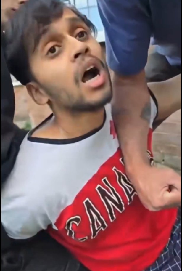 zombisaurio7's tweet photo. Patriotas británicos están cazando a pederastas extranjeros musulmanes. 
¿Qué habría que hacer con esta gente? https://t.co/6SngSgpW7P