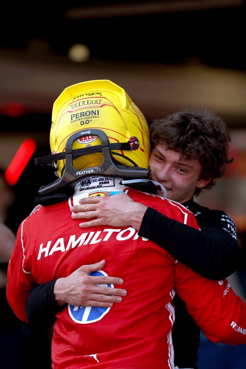 EstagiariodaF1's tweet photo. KIMI ANTONELLI CELEBRA COM SEU PAI LEWIS HAMILTON https://t.co/g1ryQaG60P
