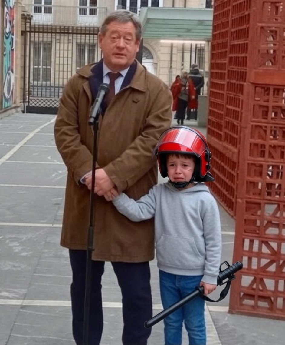 Jainko_Barik's tweet photo. Señor Zupiria, los niños no quieren jugar con el suyo en verano porque es un matoncete y un abusón que se pasa todo el año haciéndoles putaditas, pegándoles y quitándoles el bocata.
Edúquelo mejor. Y si no, pues mire, que juegue solo en su casa.
Que no sea tan llorón. https://t.co/1zoPWM7gkS