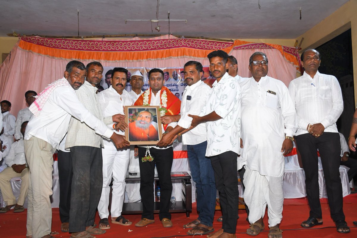 ASNyamagouda's tweet photo. ಇಂದು ತೇರದಾಳ ಮತಕ್ಷೇತ್ರದ ಕಲಹಳ್ಳಿ ಗ್ರಾಮದಲ್ಲಿ ಸುಮಾರು 300ಕ್ಕೂ ಹೆಚ್ಚು ಯುವಕರು ಹಾಗೂ ಹಿರಿಯರು ಬಿಜೆಪಿ ಪಕ್ಷವನ್ನು ತೊರೆದು, ಕಾಂಗ್ರೆಸ್ ಯುವ ನಾಯಕರಾದ ಶ್ರೀ ಸಿದ್ದು ಕೊಣ್ಣೂರ ಅವರ ನೇತೃತ್ವದಲ್ಲಿ ಕಾಂಗ್ರೆಸ್ ಪಕ್ಷಕ್ಕೆ ಸೇರ್ಪಡೆಗೊಂಡರು.

ಈ ಕಾರ್ಯಕ್ರಮದಲ್ಲಿ ಭಾಗವಹಿಸಿ ಶುಭ ಕೋರಿದೆ. ಕಾಂಗ್ರೆಸ್ ಸೇರ್ಪಡೆಯಾದ ಎಲ್ಲರಿಗೂ ಸ್ವಾಗತ. https://t.co/Lo9X3TM107