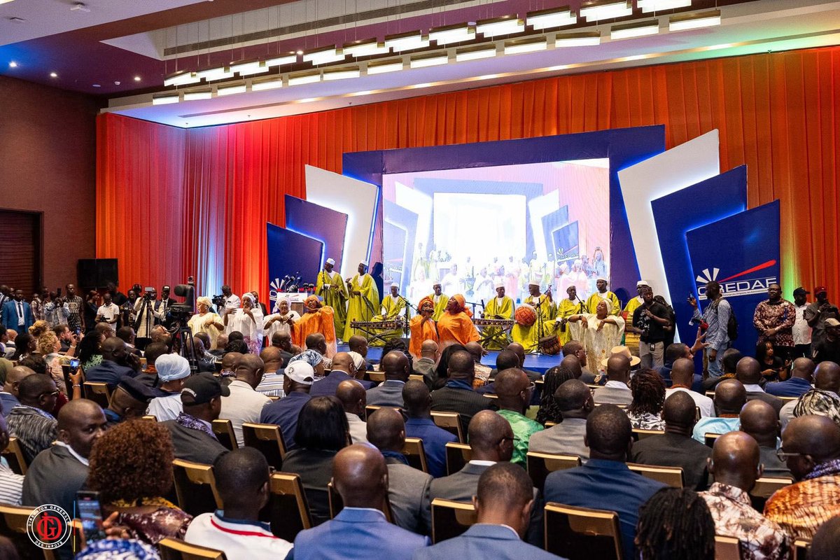 dgi_rdc's tweet photo. 42ᵉ ASSEMBLÉE GÉNÉRALE ET 39ᵉ CONFÉRENCE ANNUELLE DU CREDAF :
LA DGI-RDC AU CŒUR DES TRAVAUX STRATÉGIQUES DE CONAKRY SOUS LA PRÉSIDENCE DE BARNABÉ MUAKADI MUAMBA

La Direction Générale des Impôts de la République Démocratique du Congo (DGI-RDC) a pris part à la 42ᵉ Assemblée Générale et à la 39ᵉ Conférence annuelle du Centre de Rencontres et d’Études des Dirigeants des Administrations Fiscales (CREDAF), organisées du 09 au 12 juin 2026 à Conakry, en République de Guinée.

Placées sous le thème de la gestion des risques axée sur la mobilisation des recettes intérieures en contexte de crise, ces assises internationales ont réuni les responsables des administrations fiscales de plus de trente pays membres du CREDAF. Depuis plus de quarante ans, cette organisation constitue un espace privilégié d’échanges, de partage d’expériences et de coopération entre administrations fiscales francophones réparties sur quatre continents.

Le premier jour des travaux a été consacré, dans la matinée, à la cérémonie officielle d’ouverture ainsi qu’à une table ronde de haut niveau centrée sur les défis liés à la mobilisation des recettes publiques dans un environnement mondial marqué par de multiples crises. Dans l’après-midi, les délégations des pays membres ont pris part aux travaux de la 42ᵉ Assemblée Générale du CREDAF.

La cérémonie d’ouverture a connu la participation de plusieurs hautes personnalités, parmi lesquelles :

- M. Amadou Oury Bah, Premier Ministre et Chef du Gouvernement de la République de Guinée ;
- Mme Mariama Ciré Sylla, Ministre de l’Économie, des Finances et du Budget ;
- Mme Fatoumata Foula Diallo, Directrice Générale des Impôts de Guinée et Vice-Présidente du CREDAF ;
- Mme Catherine Lemesle, Secrétaire Générale du CREDAF ;
- ainsi que M. Barnabé Muakadi Muamba, Directeur Général des Impôts de la République Démocratique du Congo et Président en exercice du CREDAF.

Dans son intervention, M. Barnabé Muakadi Muamba a souligné l’importance de la coopération fiscale internationale face aux mutations économiques, technologiques et géopolitiques qui impactent les administrations fiscales à travers le monde. Il a également insisté sur la nécessité de renforcer les capacités d’adaptation et de modernisation des administrations fiscales afin de garantir une mobilisation efficace et durable des recettes publiques.

Les travaux de cette 39ᵉ conférence annuelle se sont déroulés autour de plusieurs sessions plénières et de deux ateliers stratégiques.

Les sessions plénières se sont particulièrement appesanties sur la gestion des risques exogènes liés à la mobilisation des recettes intérieures, notamment les risques géopolitiques, économiques, juridiques et environnementaux susceptibles d’affecter les finances publiques des États. Elles ont également permis de mettre en lumière les expériences des pays membres ainsi que les contributions de grandes organisations internationales telles que le Fonds Monétaire International (FMI), le Global Forum on Transparency and Exchange of Information for Tax Purposes (GET) et le Tax Administration Diagnostic Assessment Tool (TADAT).

Les deux ateliers stratégiques ont porté respectivement sur :

- la gouvernance fiscale et la gestion des risques en contexte de crise, avec un accent mis sur l’organisation institutionnelle, les stratégies de résilience et les approches opérationnelles adaptées aux nouveaux défis ;
- la gestion des risques appliquée aux fonctions supports, en vue de renforcer l’efficacité administrative, la continuité des services et la performance globale des administrations fiscales.

En marge des travaux techniques, les délégations des pays membres se sont réunies en Assemblée Générale du CREDAF, un cadre ayant permis de renforcer davantage la coopération entre administrations fiscales, de partager les expériences nationales et d’identifier des solutions communes aux défis de la fiscalité moderne.