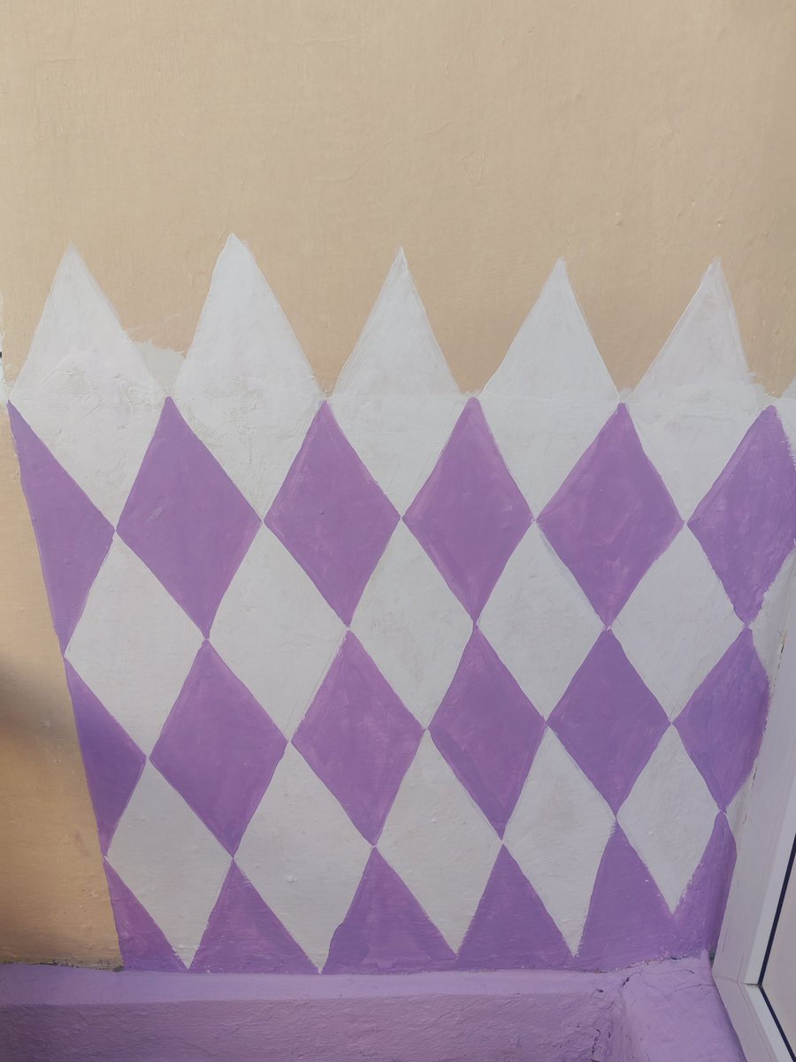 Miletysant's tweet photo. Artist's wall painting 🎨 🖌️✨
and 
Artist's failed attempt at geometric figures 🫟🫠🥲 https://t.co/imD0bTG2Vn