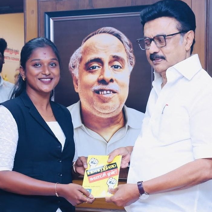 KxdavulinSeedan's tweet photo. Enada idhu gaaji look uh? Idhu theriyakudathunu dhan ngoppan Karunanithi karupu glass potrundhana da https://t.co/UbCruztaKB