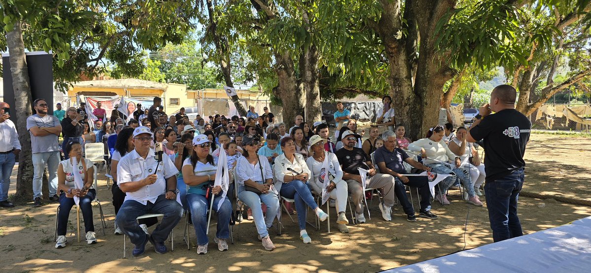 DouglasJimenez's tweet photo. #SANDIEGO!  Aquí estamos reunidos con este equipo municipal de @ADemocratica en RESISTENCIA, organizados, prestos para aportar y ponerlo al servicio de la unidad y de @MariaCorinaYA Los adecos en resistencia, exigimos un cronograma electoral y elecciones presidenciales. https://t.co/2PivCxxIHS