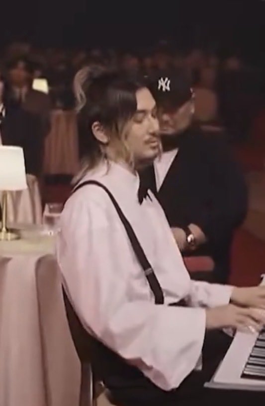 coffeetime_25's tweet photo. 今更ですが
藤井風さん

本番中に髭剃ったって事ですよね？？

レッドカーペットではネクタイだったのに
会場の中では蝶ネクタイして
パフォーマンスの時はまたネクタイになってる😳

その時その時にリスペクトや魂を感じる✨

歌ってる姿が美しすぎた。。。

＃FujiiKaze
＃MAJ https://t.co/ojjmWjF2FC