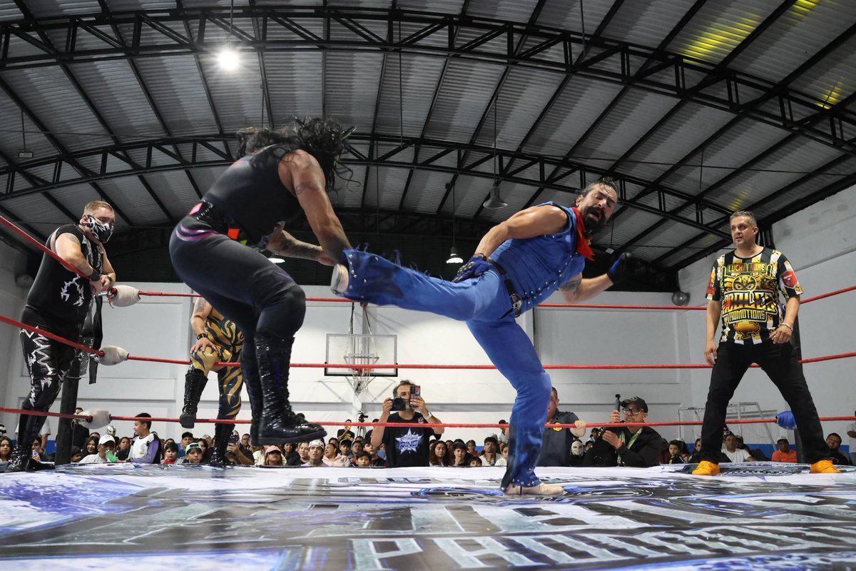 LaTijeraLucha's tweet photo. El duelo súper estelar de #RoblesPromotions se inclina hacia el bando rudo en su inicio atacando al por mayor, sin embargo, con el apoyo de la afición y la experiencia de #Alebrije, #Shocker e #Intocable dan cuenta de los rudos #Psicosis, #Electroshock e #Hysteria🔥
#latijera https://t.co/T21YSoQh3f