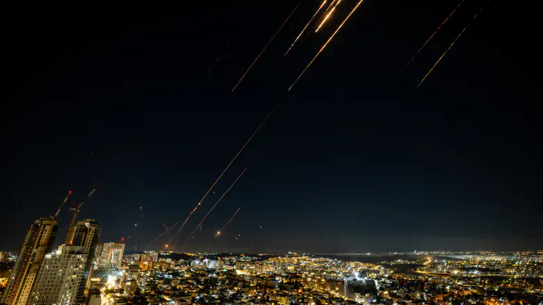 AgoraIsrael's tweet photo. Israel prevê resposta do Irã após ataque em Beirute
#Irã

Israel estima que o Irã deve retaliar após o ataque israelense realizado neste domingo contra um centro de comando do Hezbollah no bairro de Dahieh, em Beirute
Veja em:
https://t.co/r6EXsE0yRD https://t.co/EvbrZss6Gt