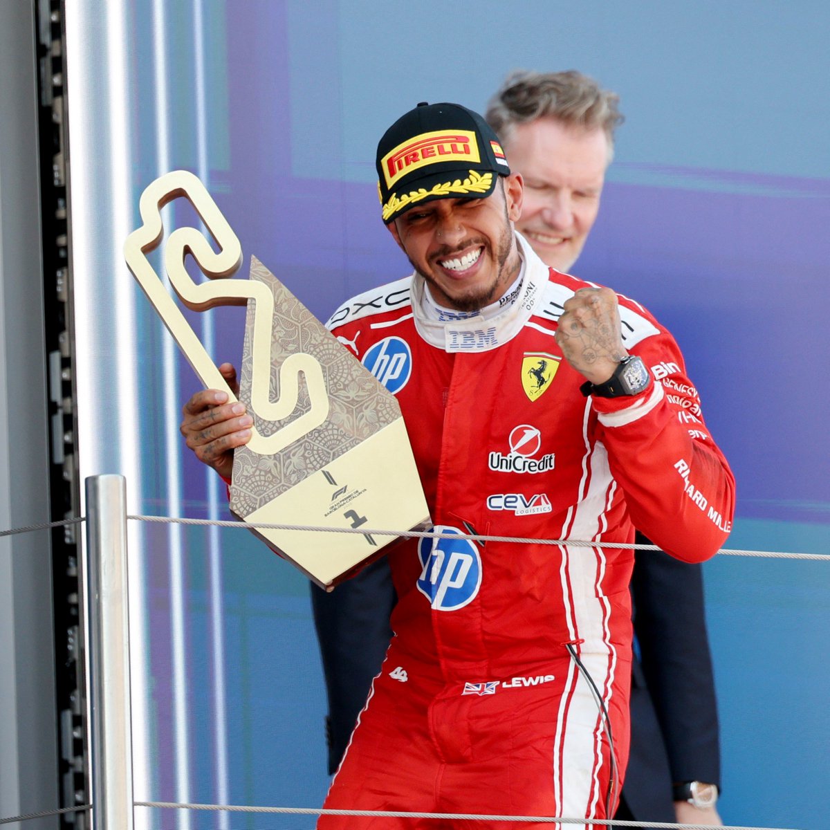 clarincom's tweet photo. HAMILTON GANÓ POR PRIMERA VEZ CON FERRARI

Lewis Hamilton logró una victoria histórica en la Fórmula 1. A los 41 años, el heptacampeón llegó a su victoria número 106 en la categoría.

Colapinto también tuvo una gran carrera y terminó octavo con Alpine. El argentino, que venía afianzado en el décimo lugar, aprovechó los abandonos de Antonelli y Leclerc para avanzar dos puestos; su compañero Pierre Gasly fue séptimo. El podio lo completaron George Russell, segundo, y Lando Norris, tercero.

(+) en Clarín: https://t.co/RtjJyLEIqa