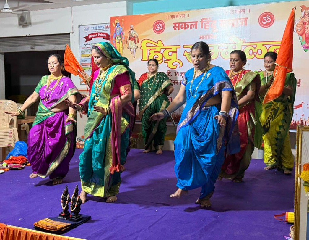 SanjayRupadhyay's tweet photo. 📍 न्यू एमएचबी कॉलनी, बोरिवली (प.)

सकल हिंदू समाज आयोजित 'हिंदू संमेलन' कार्यक्रमास उपस्थित राहिलो. 

धर्म, संस्कृती आणि राष्ट्रहिताच्या विचारांनी प्रेरित अशा या संमेलनात समाजातील विविध घटक एकत्र येऊन हिंदू एकता, सामाजिक बांधिलकी आणि राष्ट्रीय मूल्यांवर विचारमंथन करण्यात आले. तसेच विविध पारंपरिक सादरीकरणांनी कार्यक्रमाची शोभा अधिकच वाढवली.

या उपक्रमाच्या यशस्वी आयोजनाबद्दल आयोजकांचे मनःपूर्वक अभिनंदन व शुभेच्छा! 

याप्रसंगी प्रमुख वक्ते श्री. जयेश मिस्त्री आणि सौ. मेघावी सोनी, नगरसेविका श्वेता कोरगावकर, पदाधिकारी, कार्यकर्ते आणि नागरिक मोठ्या संख्येने उपस्थित होते.

#SanjayUpadhyay #Borivali #HinduSammelan #BJP