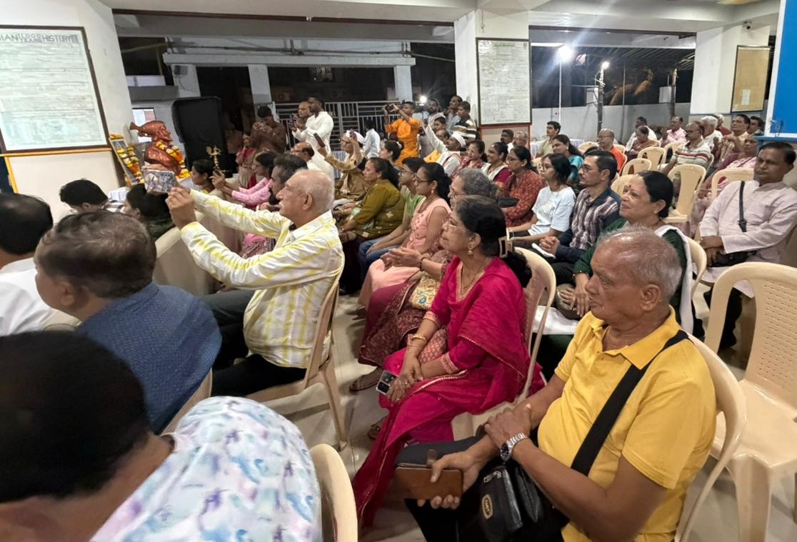 SanjayRupadhyay's tweet photo. 📍 न्यू एमएचबी कॉलनी, बोरिवली (प.)

सकल हिंदू समाज आयोजित 'हिंदू संमेलन' कार्यक्रमास उपस्थित राहिलो. 

धर्म, संस्कृती आणि राष्ट्रहिताच्या विचारांनी प्रेरित अशा या संमेलनात समाजातील विविध घटक एकत्र येऊन हिंदू एकता, सामाजिक बांधिलकी आणि राष्ट्रीय मूल्यांवर विचारमंथन करण्यात आले. तसेच विविध पारंपरिक सादरीकरणांनी कार्यक्रमाची शोभा अधिकच वाढवली.

या उपक्रमाच्या यशस्वी आयोजनाबद्दल आयोजकांचे मनःपूर्वक अभिनंदन व शुभेच्छा! 

याप्रसंगी प्रमुख वक्ते श्री. जयेश मिस्त्री आणि सौ. मेघावी सोनी, नगरसेविका श्वेता कोरगावकर, पदाधिकारी, कार्यकर्ते आणि नागरिक मोठ्या संख्येने उपस्थित होते.

#SanjayUpadhyay #Borivali #HinduSammelan #BJP