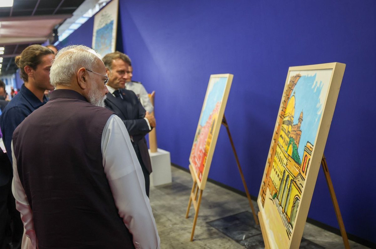 narendramodi's tweet photo. La culture est un fondement essentiel du solide partenariat entre l’Inde et la France. Lors de « Bharat Innovates », le Président Macron et moi avons visité une exposition d’art de deux artistes français, Théophile de Bascher et Thibault de la Lance, récemment venus à Jaipur pour une résidence artistique.