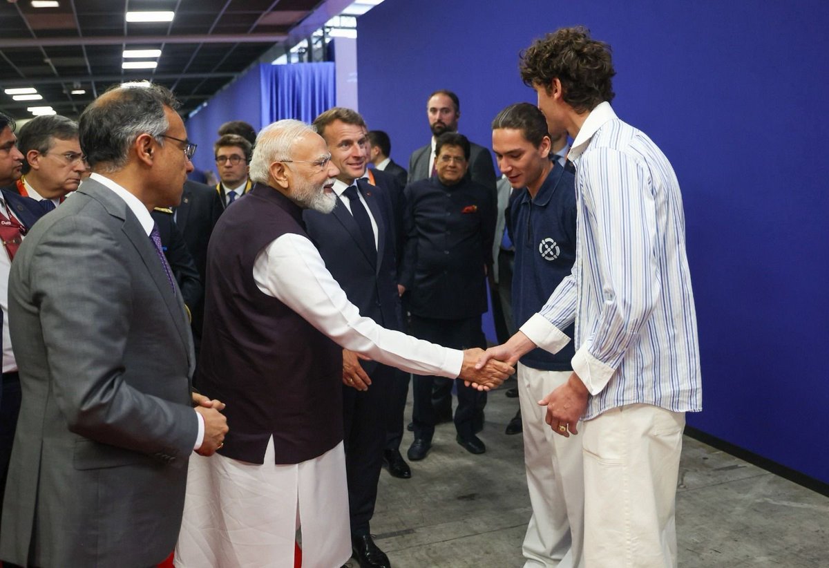 narendramodi's tweet photo. La culture est un fondement essentiel du solide partenariat entre l’Inde et la France. Lors de « Bharat Innovates », le Président Macron et moi avons visité une exposition d’art de deux artistes français, Théophile de Bascher et Thibault de la Lance, récemment venus à Jaipur pour une résidence artistique.