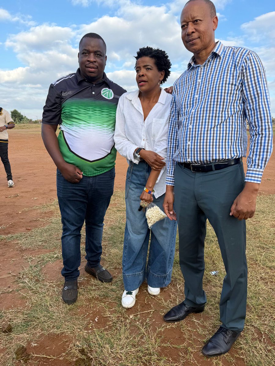 VictorMothemela's tweet photo. Less talk, more action in Ward 7, Ga-Mothapo! 🤜🤛

​We are painting Ga-Mothapo green because the residents of Ward 7 are ready for a government that delivers. The rescue mission is well underway!
@Action4SA
@ActionSA_LP 
@HermanMashaba 
@Candytsamandebe https://t.co/ayYFWzG0db
